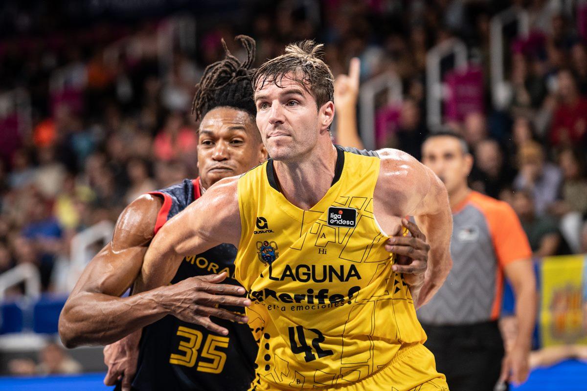 Actuó en la enorme laguna de Tenerife Andora (64-96).