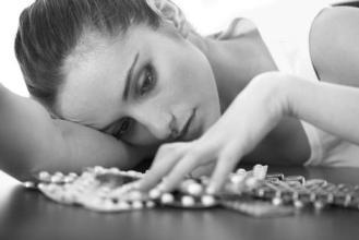 Abordar la depresión junto con medicamentos antidepresivos y apoyo psicológico puede reducir las recaídas.