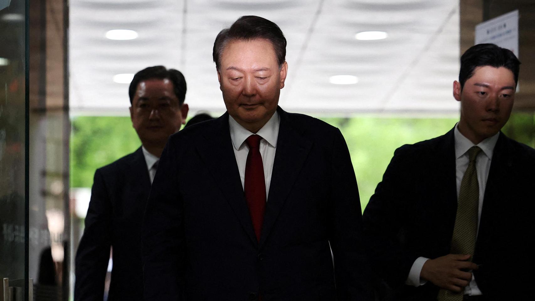 El presidente de Corea del Sur, Jun abre ropa frente a un grupo de abogados para evitar que se reúna...