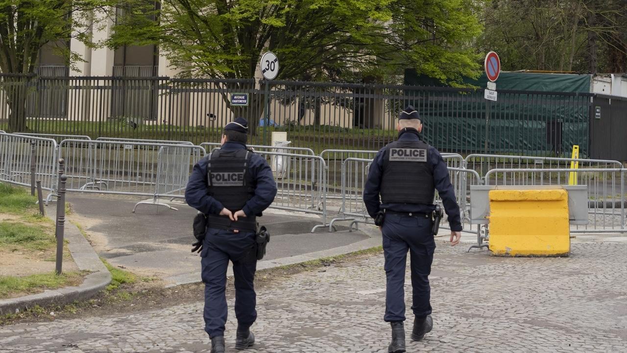 El hombre y asesinado por personas que caen en Francia es acusado de otra persona para romperla inhe...