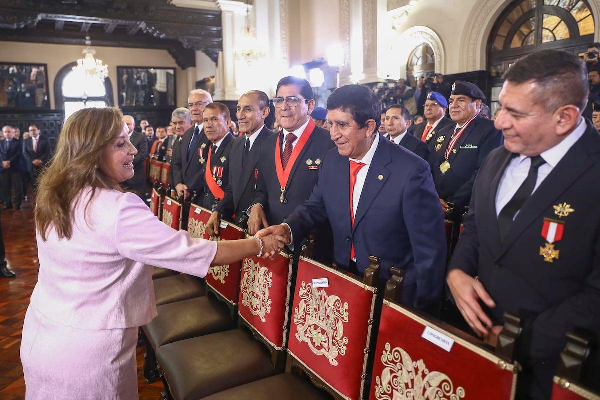 No pintado contra el ejército peruano y la policía involucrada en economía contr...